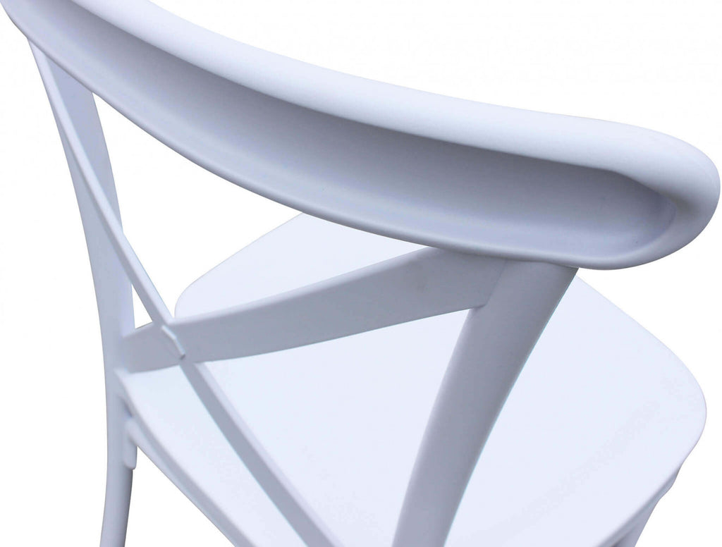 Sedia da Esterno Impilabile Shelly color bianco con schienale a croce modello trattoria, realizzata in polipropilene.
