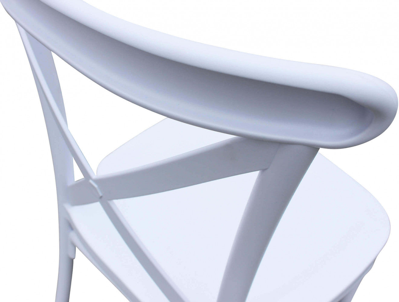 Sedia da Esterno Impilabile Shelly color bianco con schienale a croce modello trattoria, realizzata in polipropilene.