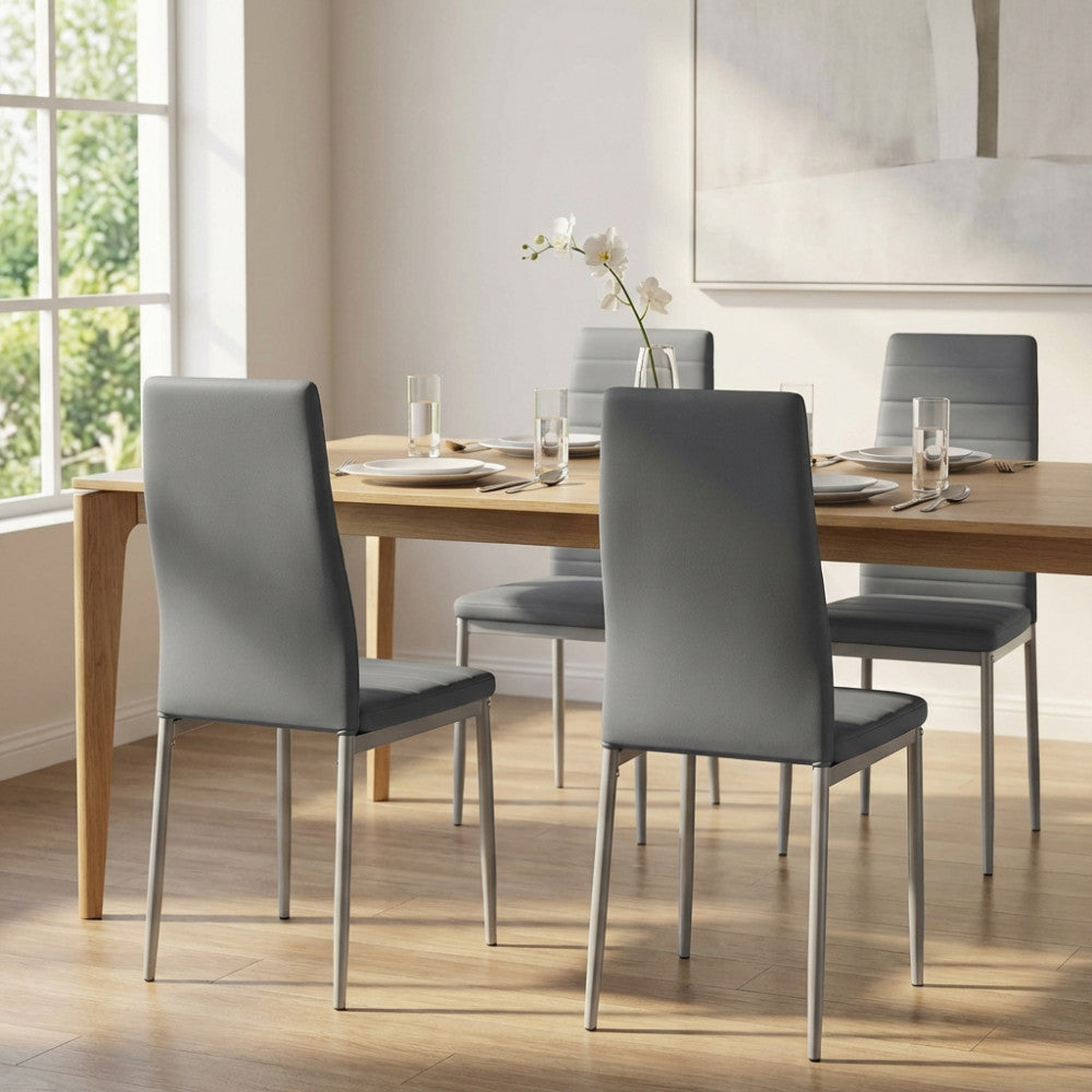 Sedia da pranzo Ivy grigia ambientata in una luminosa sala da pranzo con tavolo in legno chiaro.