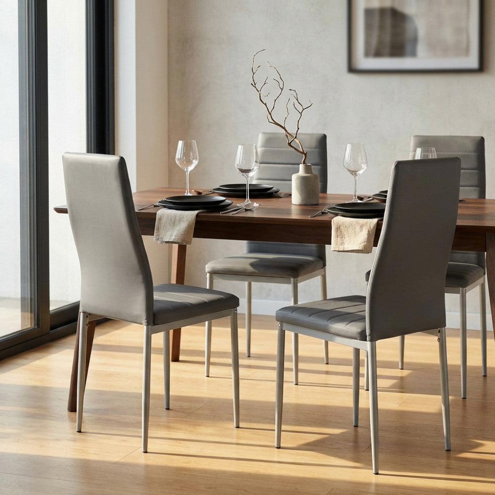 Sedia da pranzo Ivy grigia disposta attorno a un elegante tavolo in legno scuro in un ambiente moderno.