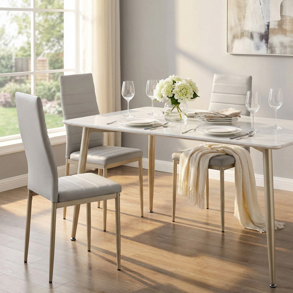 Set di sedie IVY in ecopelle tortora attorno a un elegante tavolo in marmo bianco.