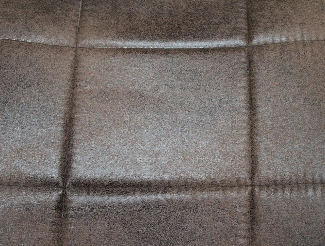 Sedia Liam moderna con struttura in legno di quercia e seduta imbottita in PVC marrone antico, particolare delle cuciture