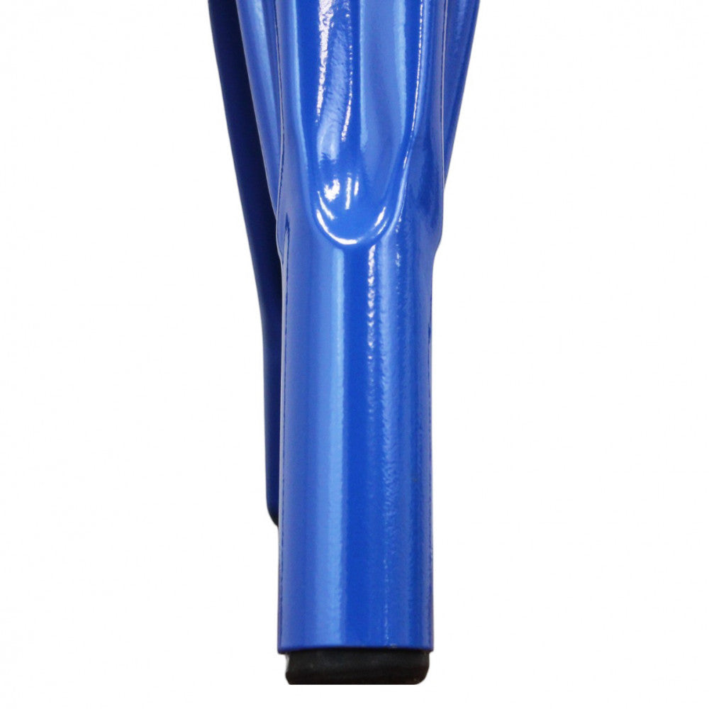 Dettaglio del piedino antiscivolo nero sulla base della gamba in metallo blu.