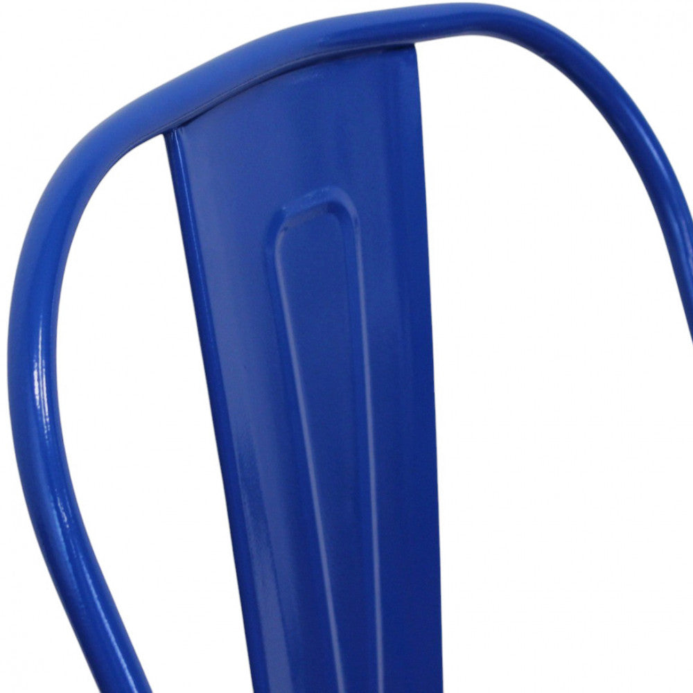 Dettaglio ravvicinato dello schienale curvo in metallo blu della sedia Lola.