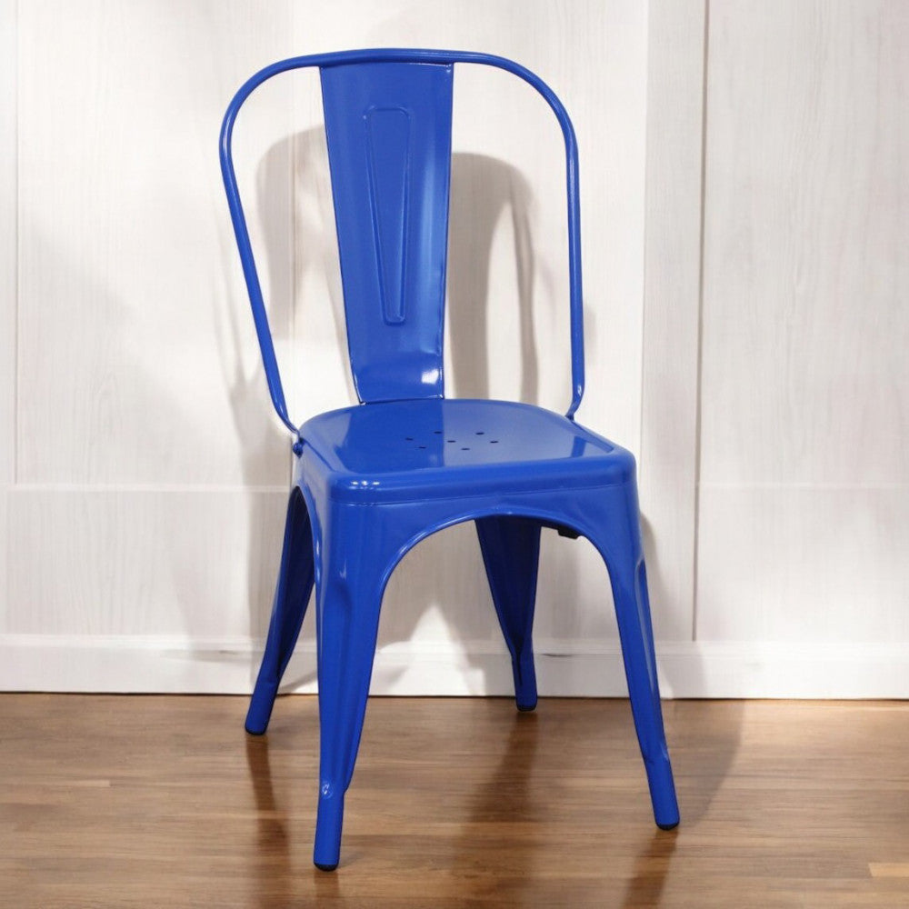 Sedia Lola azzurra inserita in un contesto d'interni con pavimento in parquet e boiserie bianca.