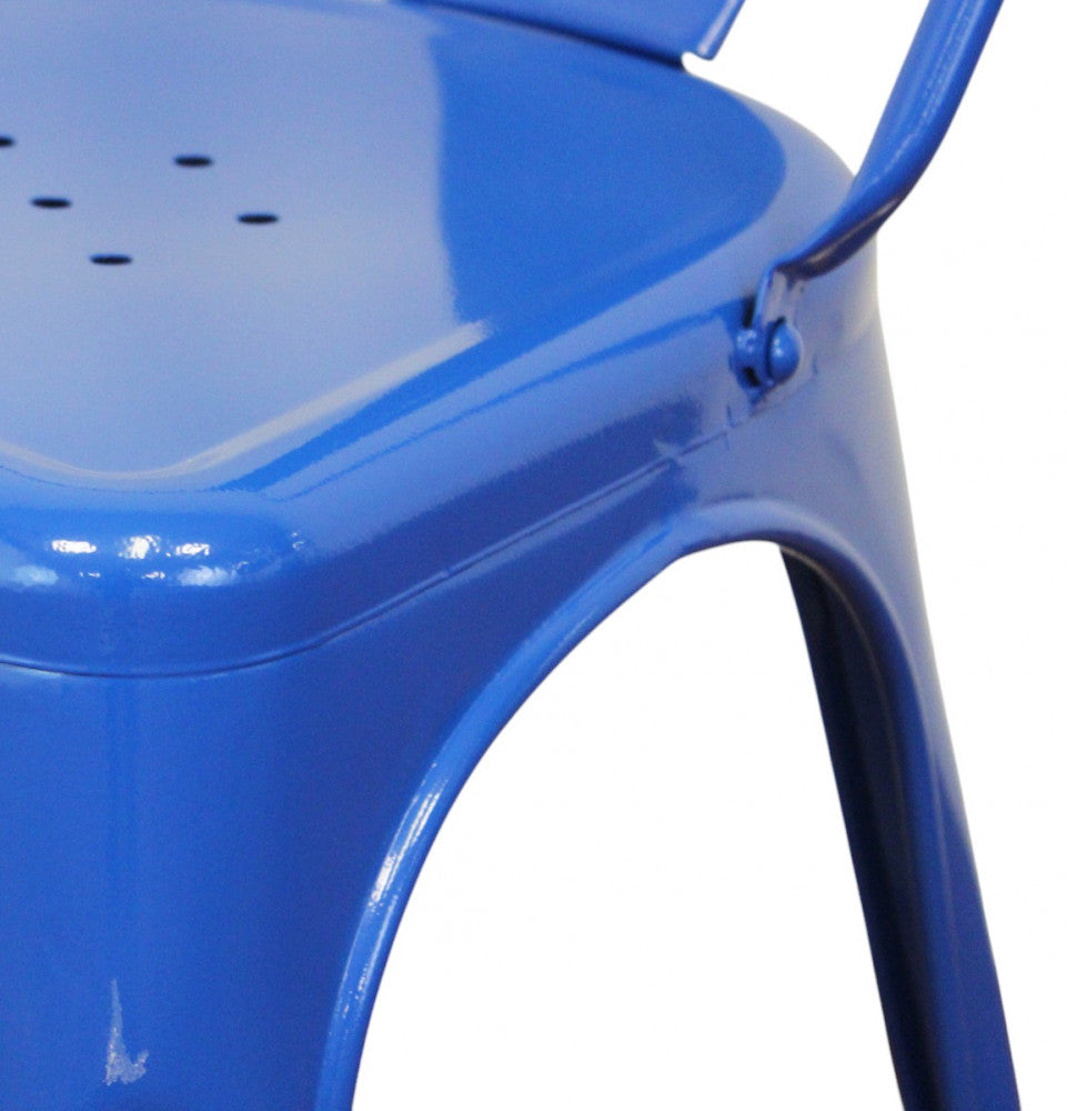 Particolare della seduta forata e delle giunture in metallo verniciato blu.