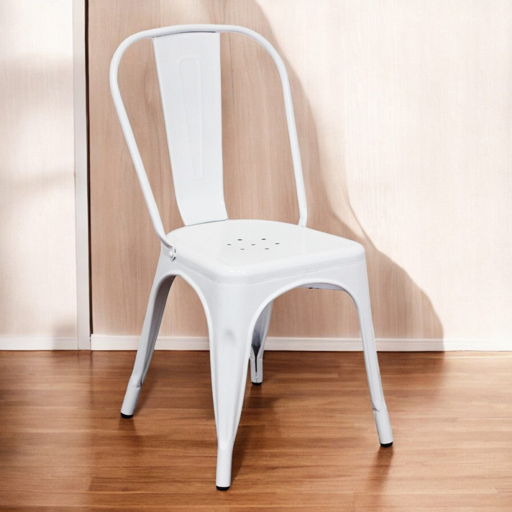 Sedia Lola bianca ambientata in una stanza luminosa con pavimento in parquet.