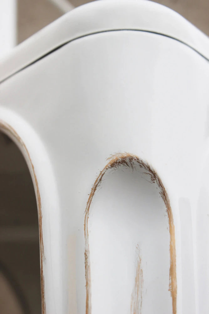 Sedia Lola Bianco Antico: Eleganza Shabby Chic in Metallo Durevole, particolare lavorazione dello schienale