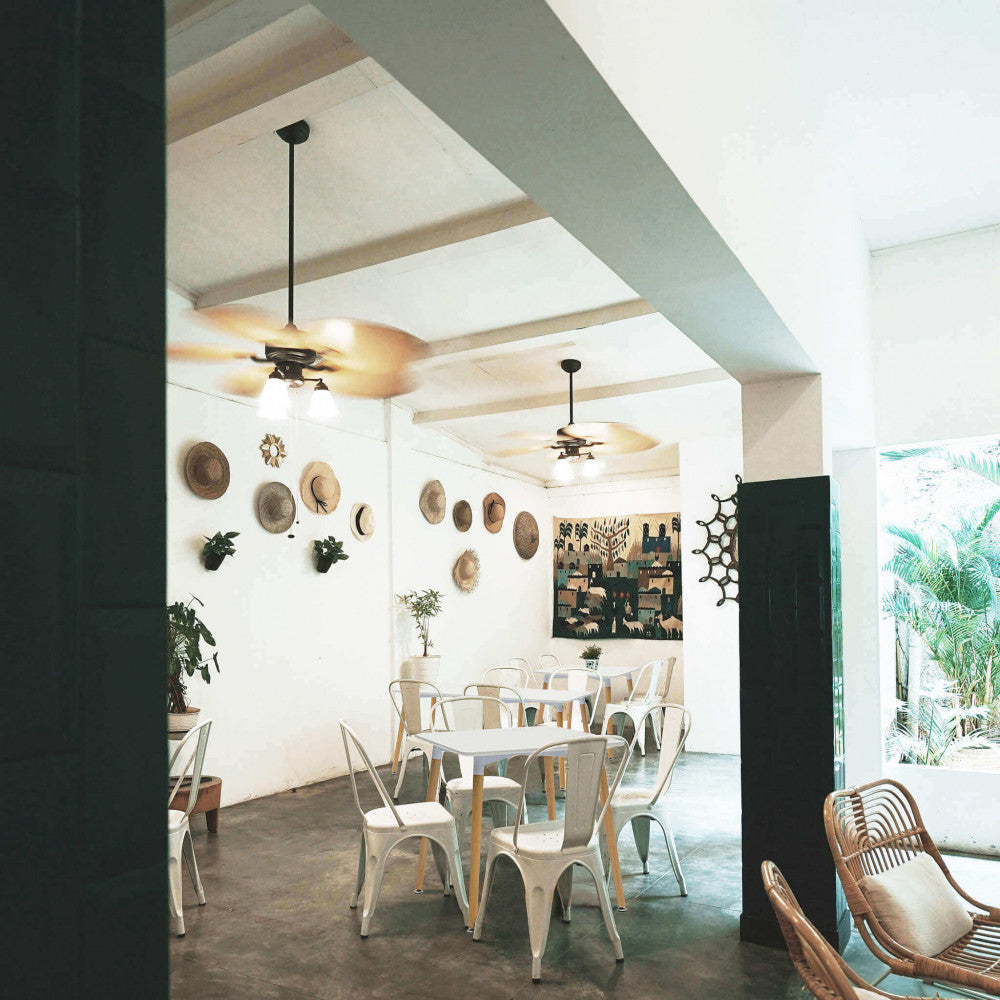 Sedia Lola inserita in un luminoso bistrot dal sapore vintage con tavoli bianchi e decorazioni alle pareti.