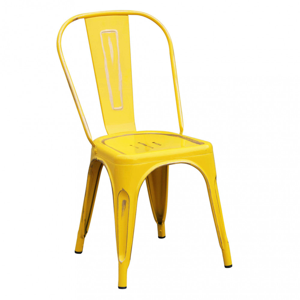 Vista angolare anteriore della sedia Lola in acciaio giallo con finitura anticata su fondo bianco.