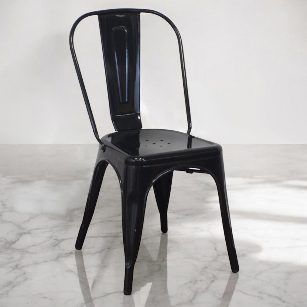 Sedia Lola nera dal design industriale posizionata su un elegante pavimento in marmo.