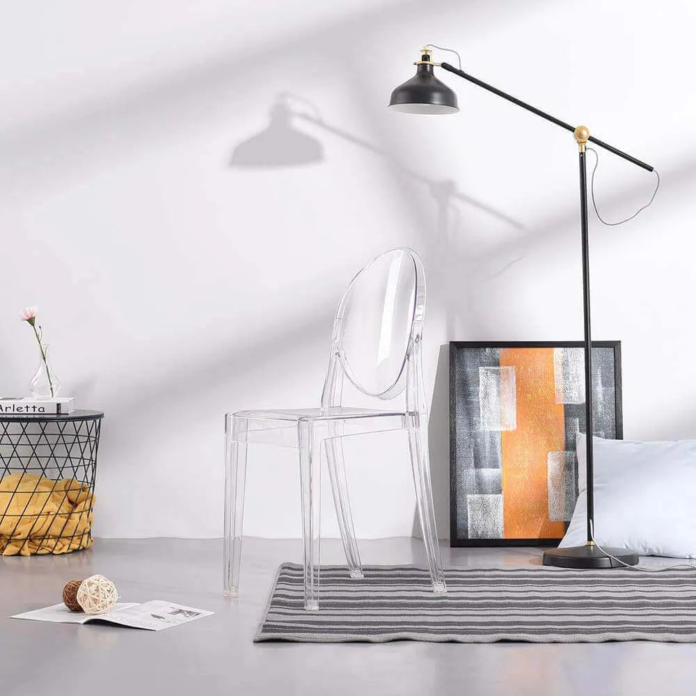 Sedia Louvre trasparente moderna in policarbonato, impilabile, per interni ed esterni, ambientata in soggiorno industriale