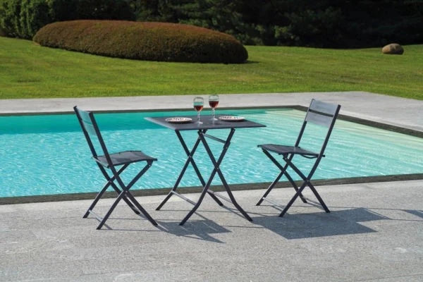 Sedia Lucca Pieghevole in Alluminio Antracite con design a listelli, resistente e salvaspazio per esterni, ambientata bordo piscina