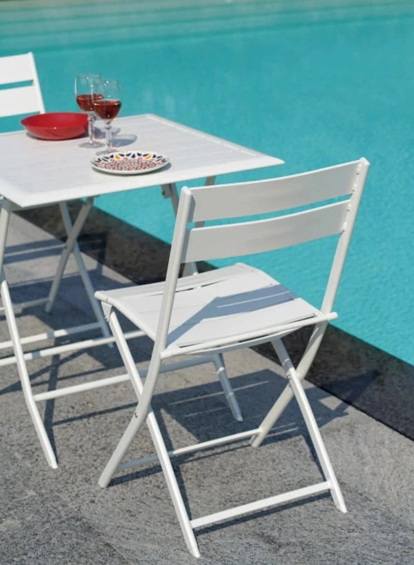 Sedia Lucca Pieghevole in Alluminio Bianco con design a listelli, resistente e salvaspazio per esterni, abbinata con tavolino