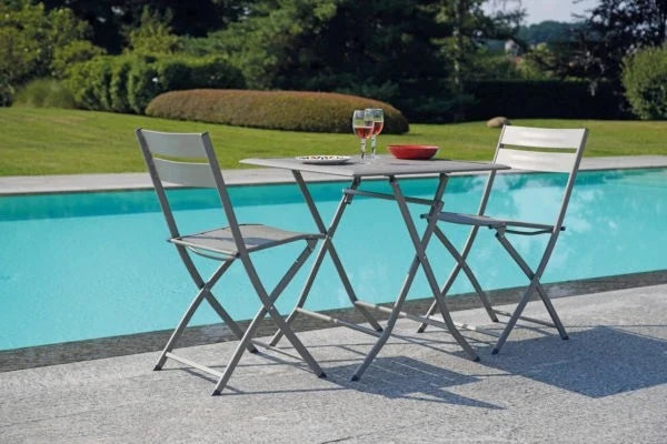 Sedia Lucca Pieghevole in Alluminio Tortora con design a listelli, resistente e salvaspazio per esterni, abbinata con tavolino a bordo piscina