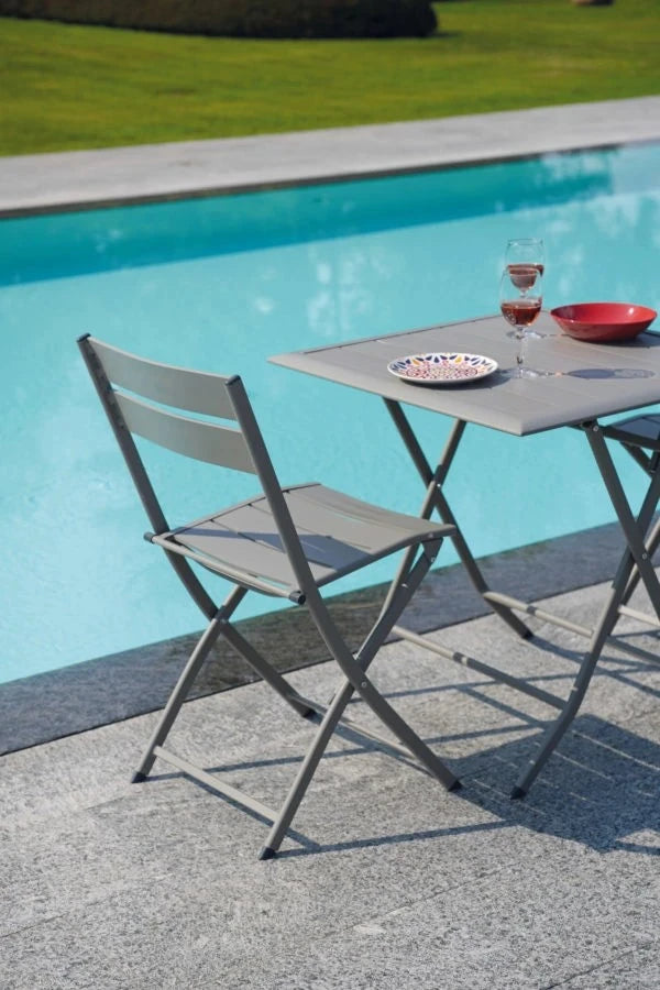 Sedia Lucca Pieghevole in Alluminio Tortora con design a listelli, resistente e salvaspazio per esterni, panoramica a bordo piscina