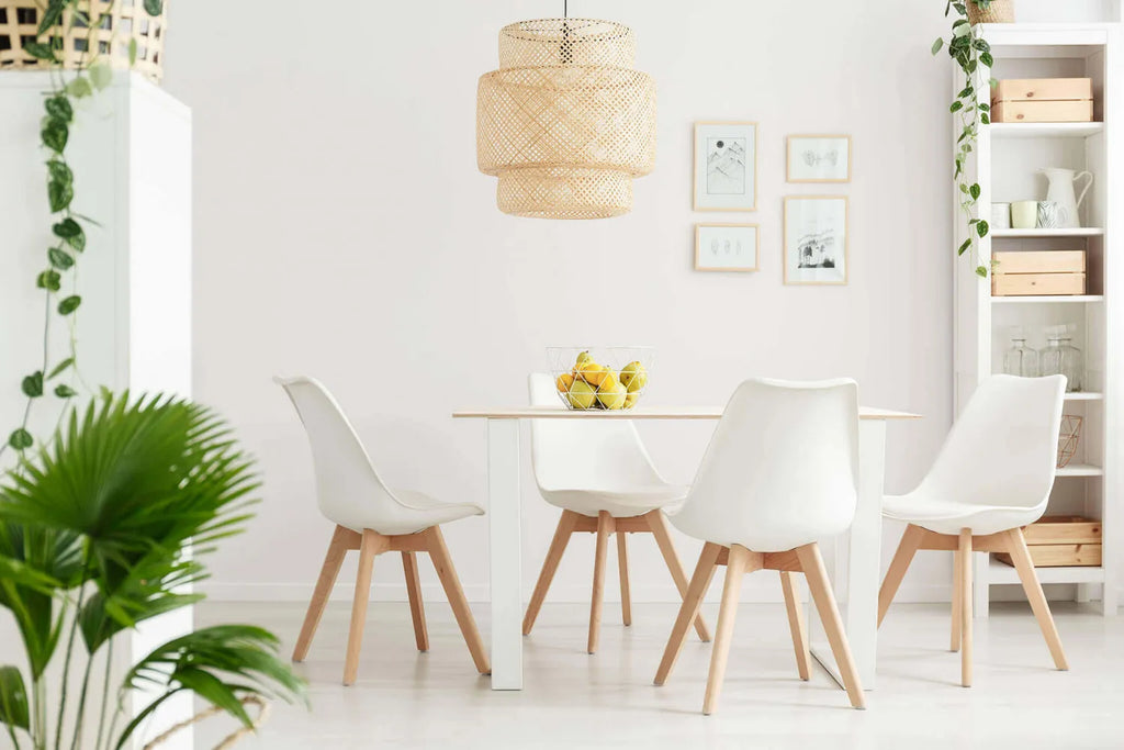 Sedia Marsiglia bianca moderna con gambe in legno di faggio e seduta in polipropilene ergonomico., ambientata soggiorno moderno