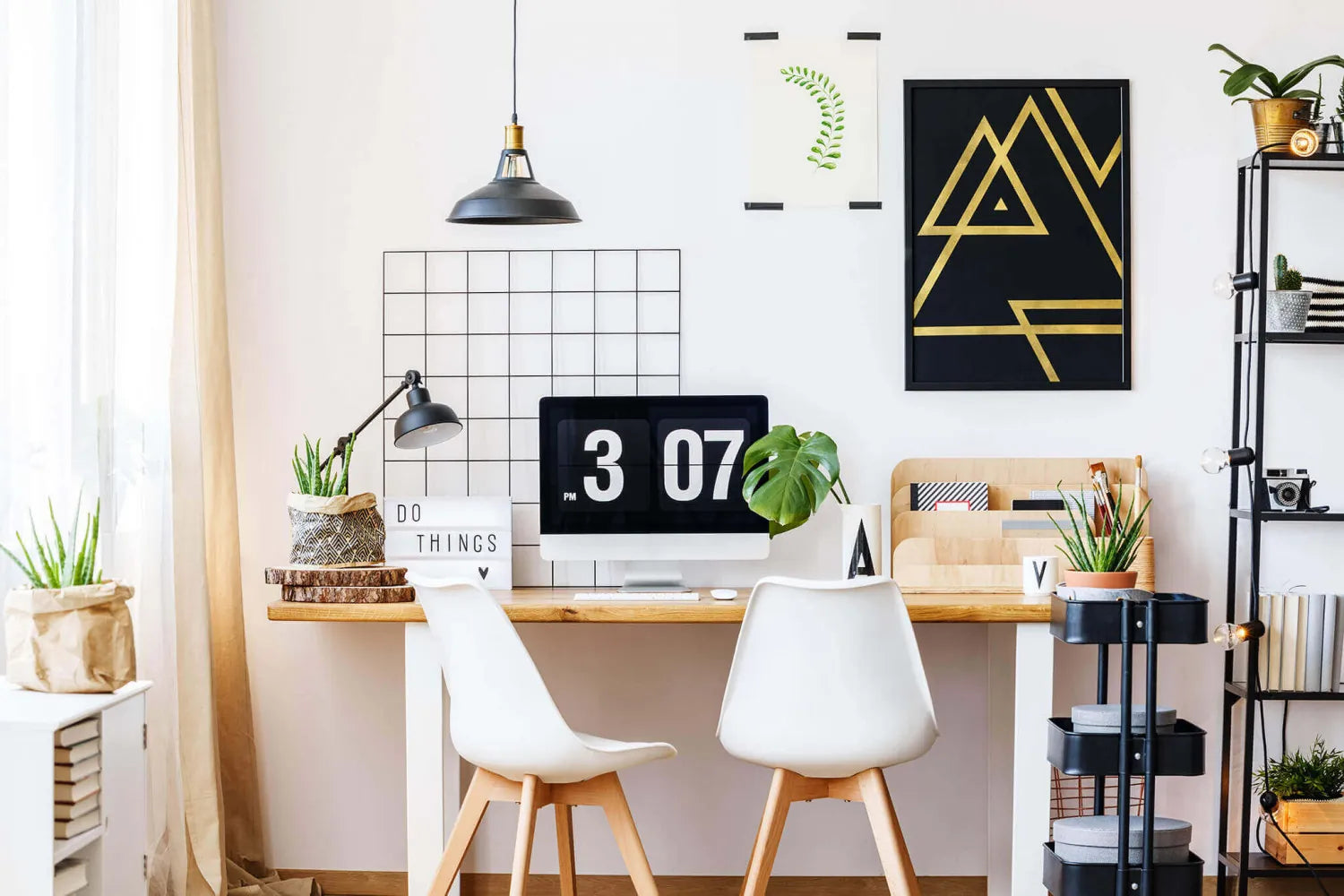 Sedia Marsiglia bianca moderna con gambe in legno di faggio e seduta in polipropilene ergonomico., ambientata soggiorno studio industriale