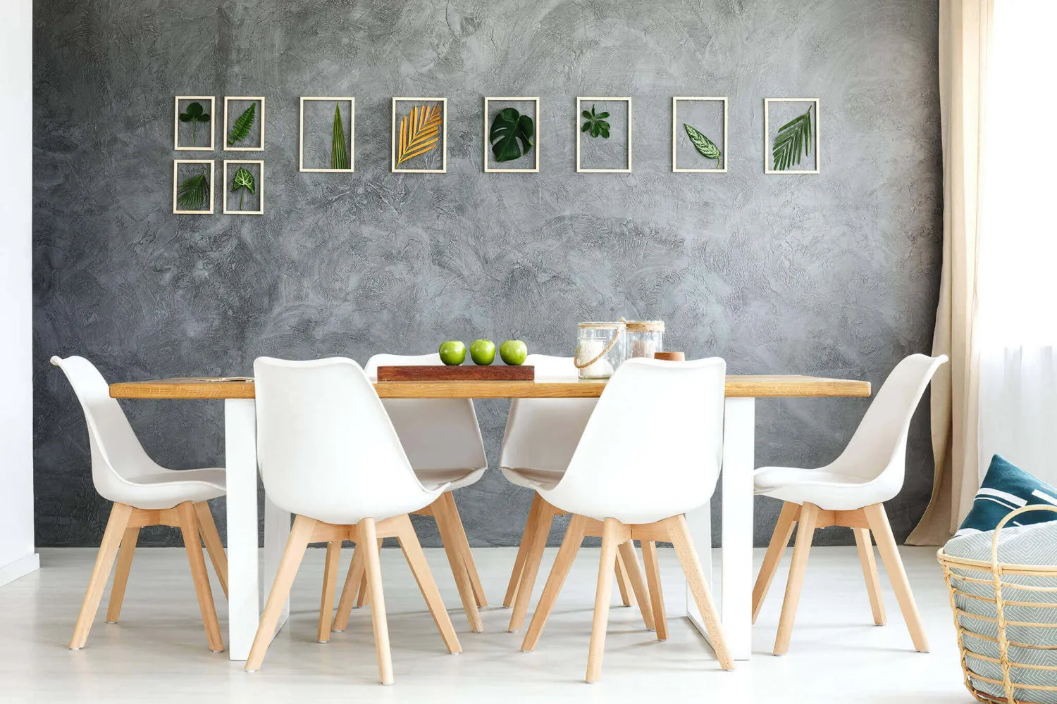 Sedia Marsiglia bianca moderna con gambe in legno di faggio e seduta in polipropilene ergonomico, ambientata con tavolo bicolore