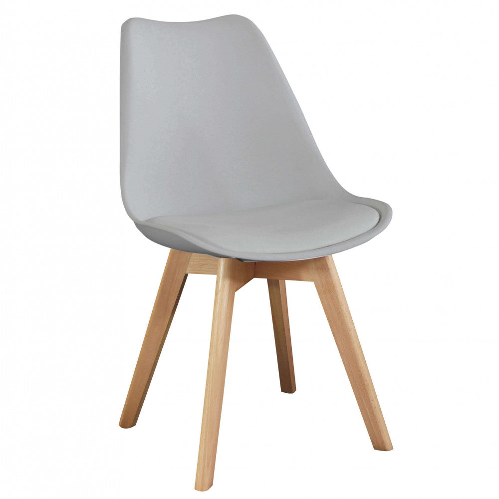 Vista frontale angolata della Sedia Marsiglia grigia, che evidenzia la seduta ergonomica e le robuste gambe in legno.