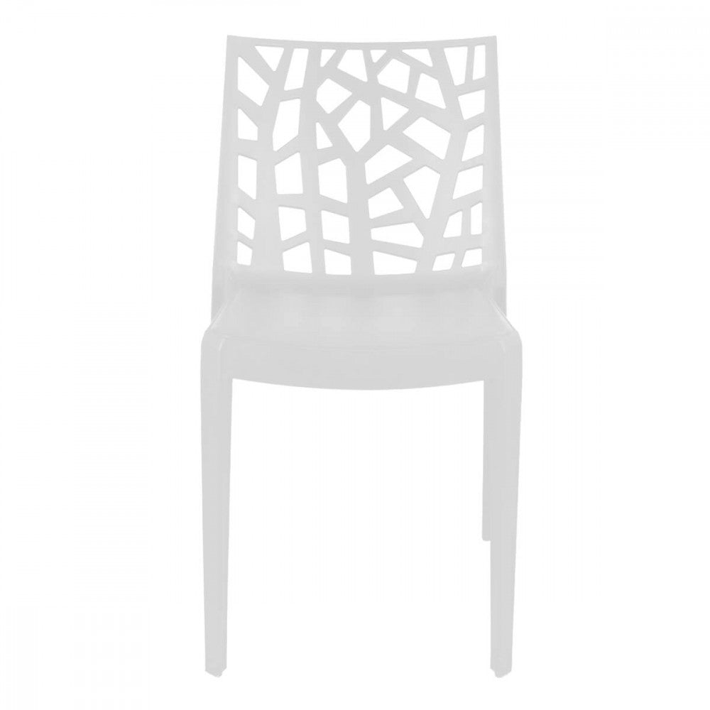 Sedia Matrix bianca in un ambiente esterno luminoso