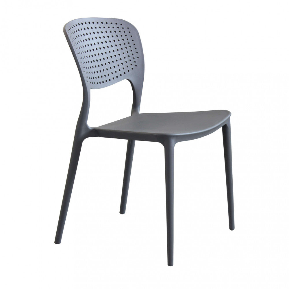 Vista di tre quarti della sedia METS in plastica taupe con schienale traforato su sfondo bianco.