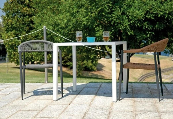 Sedia Contract Milano con braccioli, struttura Alluminio e seduta in Twist Wicker 5mm Antracite e Grigio, ideale per esterni, ambientata in esterna