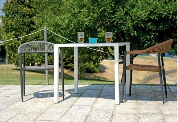 Sedia Contract Milano con braccioli, struttura Alluminio e seduta in Twist Wicker 5mm Antracite e Paglia, ideale per esterni, ambientata in esterna