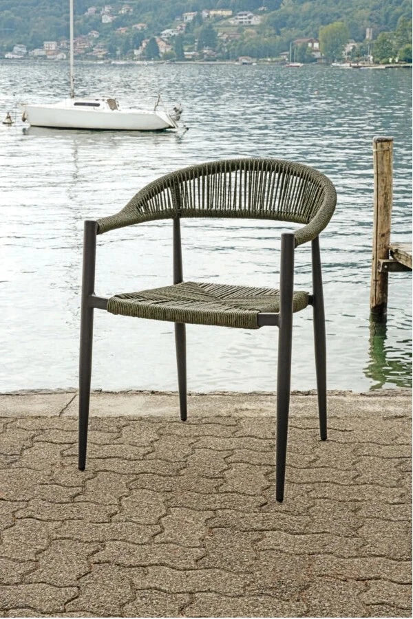 Sedia Contract Milano con braccioli, struttura Alluminio e seduta in Twist Wicker 5mm Antracite e Verde, ideale per esterni, ambientata in esterna