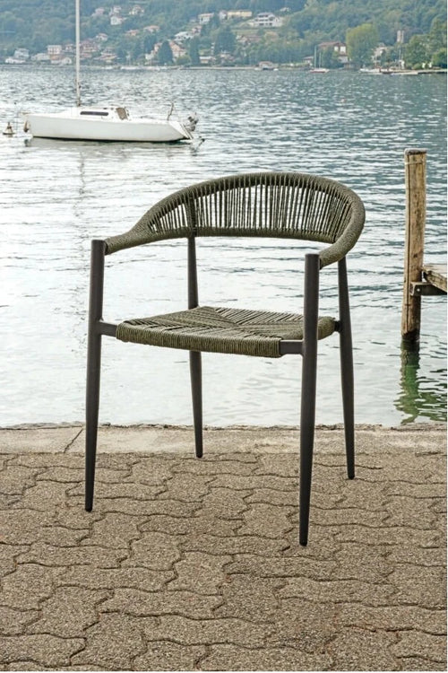 Sedia Contract Milano con braccioli, struttura Alluminio e seduta in Twist Wicker 5mm Antracite e Verde, ideale per esterni, ambientata in esterna