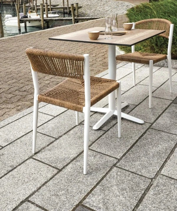 Sedia Contract Milano senza braccioli, struttura Alluminio e seduta in Twist Wicker 5mm Bianco e Paglia, ideale per esterni, abbinata con tavolino