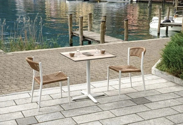 Sedia Contract Milano senza braccioli, struttura Alluminio e seduta in Twist Wicker 5mm Bianco e Paglia, ideale per esterni, ambientata in esterna