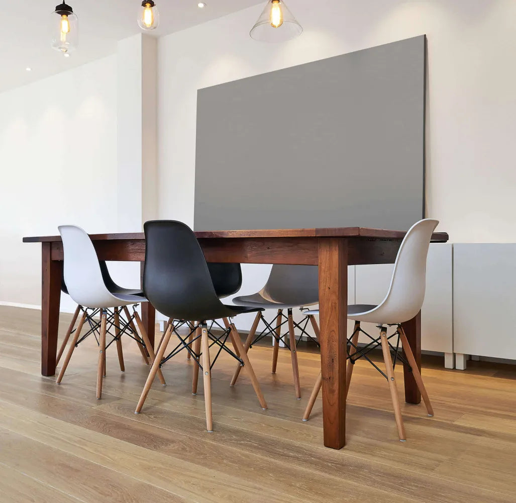 Sedia Moritz grigia senza braccioli, seduta in ABS e gambe in legno, design nordico, abbinata con tavolo massello marrone