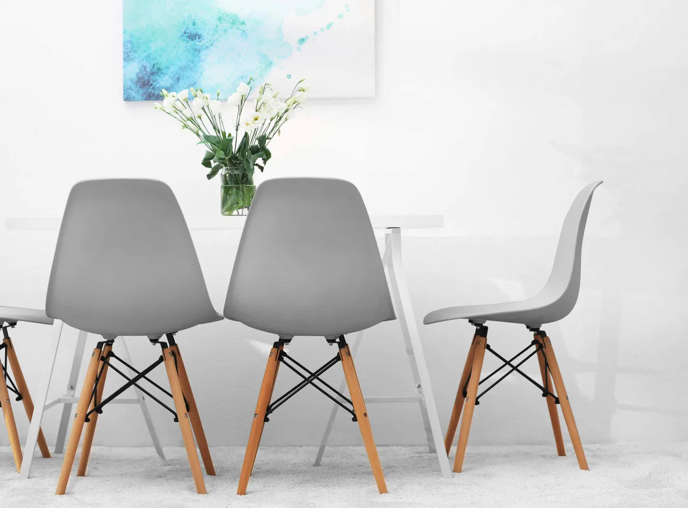 Sedia Moritz grigia senza braccioli, seduta in ABS e gambe in legno, design nordico, abbinata con tavolo moderno