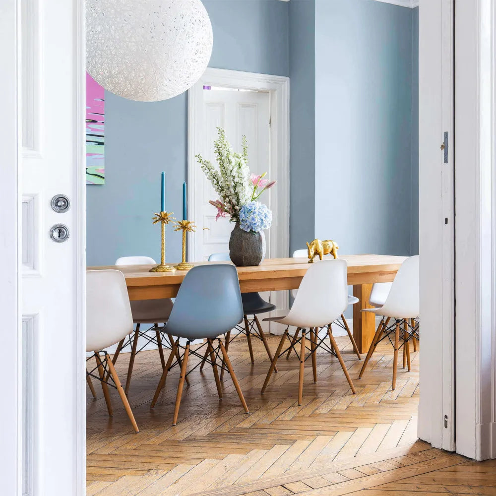 Sedia Moritz grigia senza braccioli, seduta in ABS e gambe in legno, design nordico, ambientata in cucina rustica