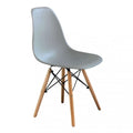 Sedia Moritz grigia senza braccioli, seduta in ABS e gambe in legno, design nordico.
