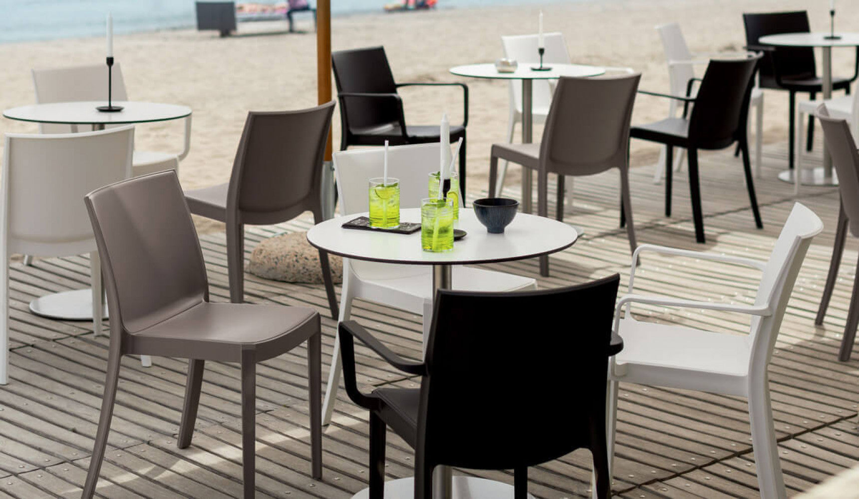 Sedia da Esterno Perla taupe in un ambiente moderno e raffinato.