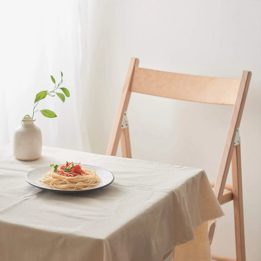 Sedia pieghevole in legno di faggio, colore naturale, soluzione robusta e salvaspazio per eventi, abbinata con tavolo da ristorante