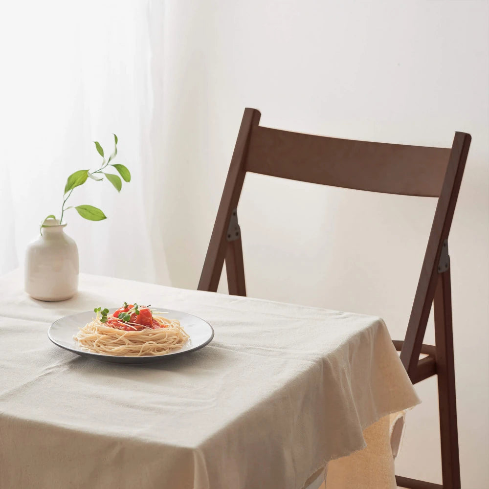 edia pieghevole in legno massello tinta noce, design classico salvaspazio, ambientata con tavolo in soggiorno