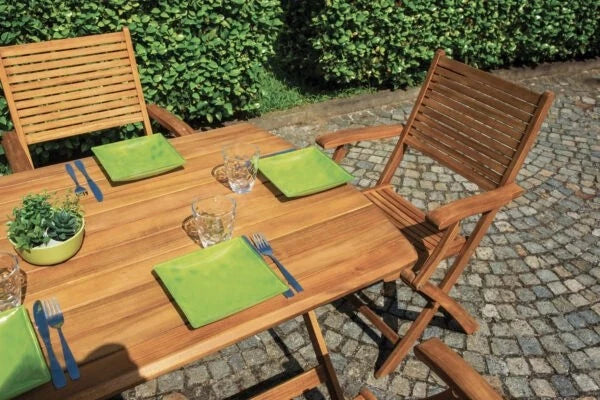 Sedia pieghevole Pietrasanta con braccioli in Legno di Acacia massiccio e design a listelli per esterni, abbinata con tavolo in giardino
