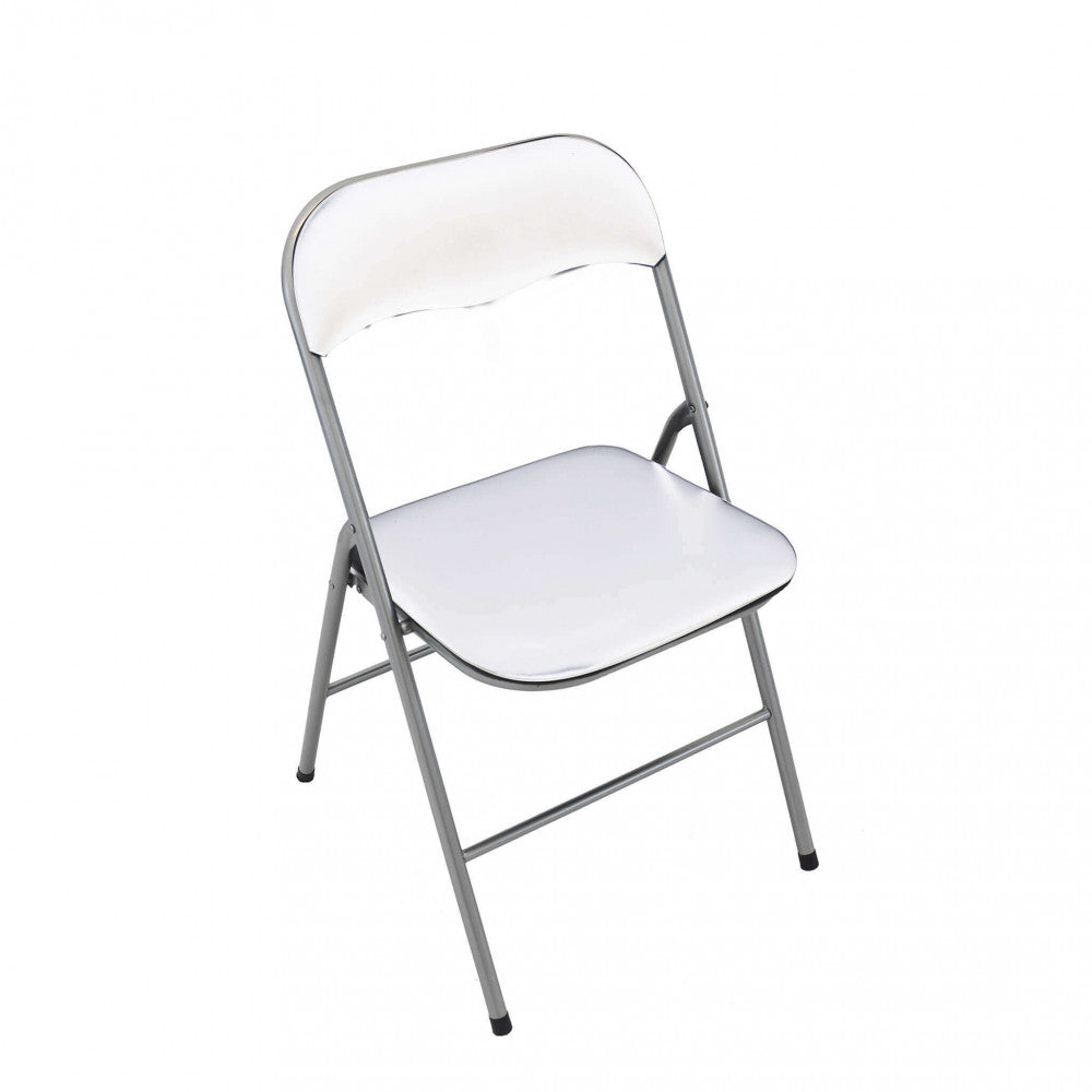 Vista frontale angolata della sedia pieghevole slim bianca, che evidenzia la struttura in acciaio grigio e la seduta liscia in PVC.