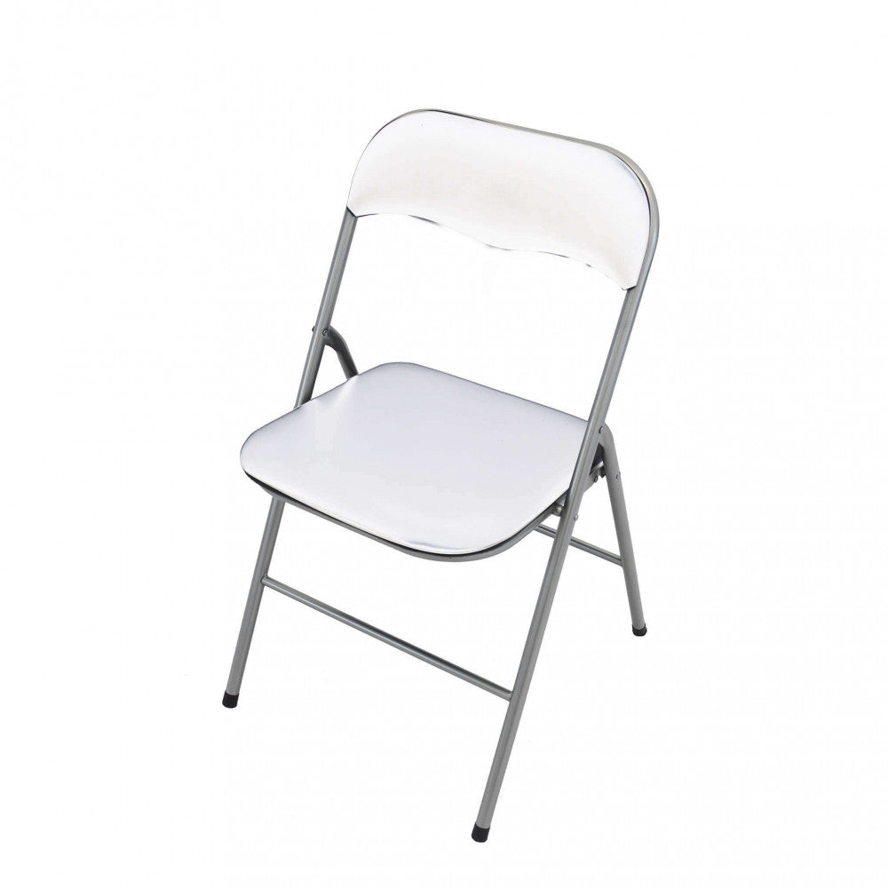 Dettaglio ravvicinato della sedia pieghevole slim bianca su sfondo neutro, mostrando la curvatura ergonomica dello schienale e i piedini antiscivolo.