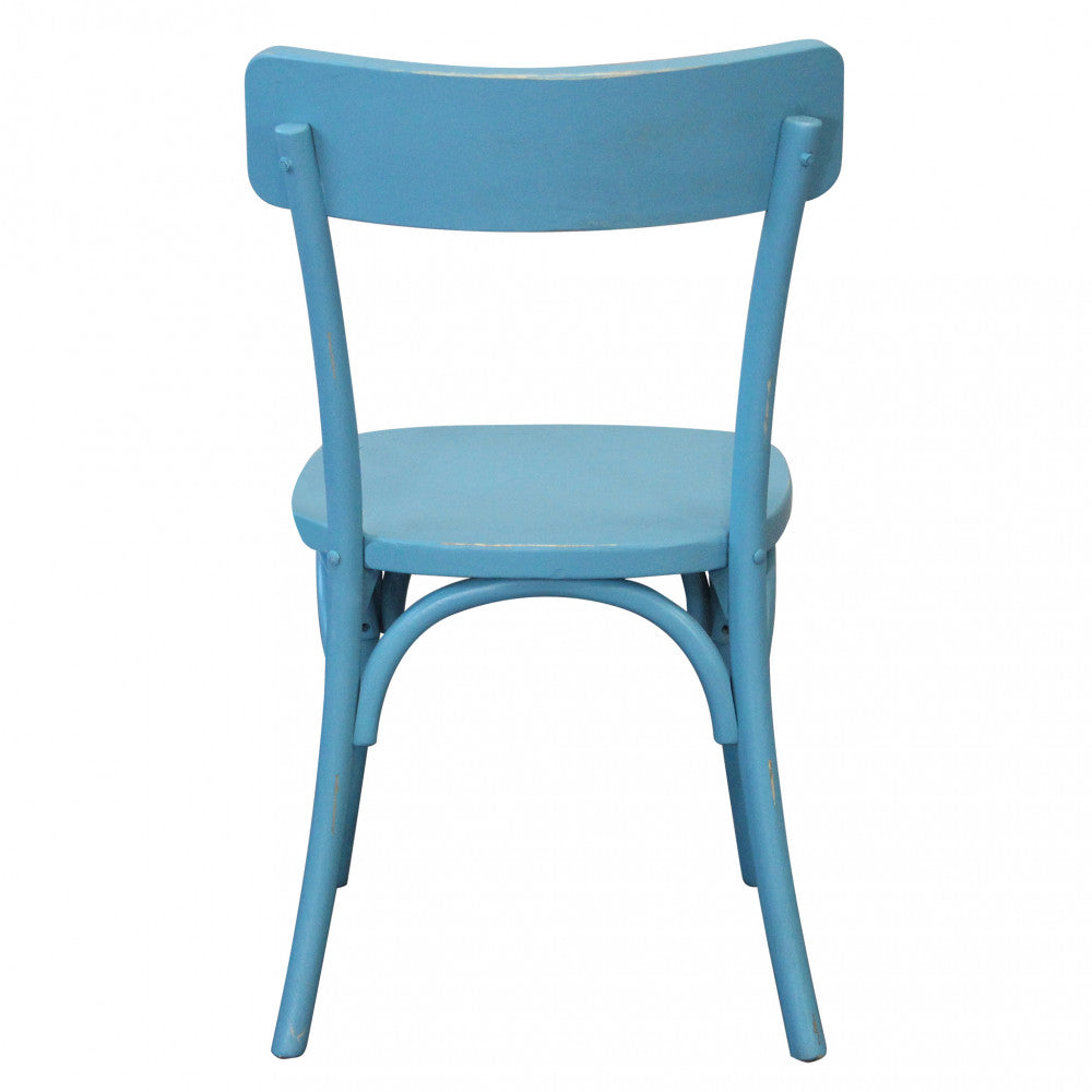 Vista posteriore dritta della sedia azzurra, che mostra la semplicità e l'eleganza del design shabby chic.
