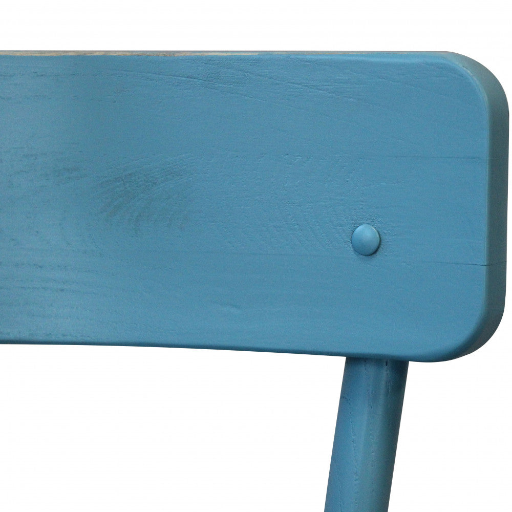 Dettaglio ravvicinato dello schienale della sedia azzurra, evidenziando la texture del materiale e un rivetto decorativo.