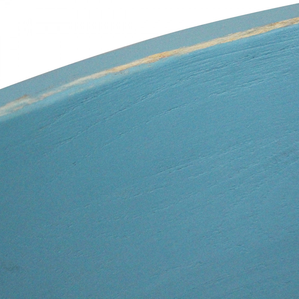 Dettaglio estremo del bordo della seduta, che mostra l'effetto shabby chic con il colore azzurro scrostato ad arte.