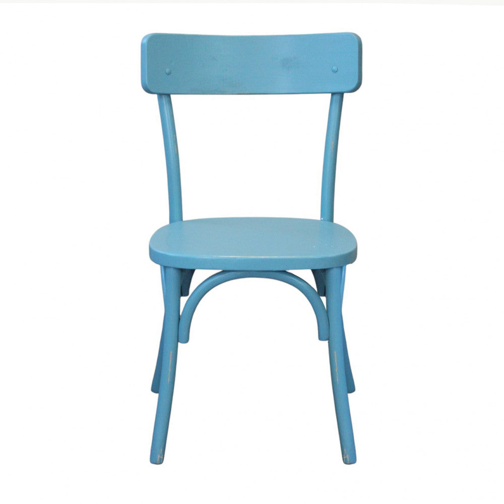 Vista frontale dritta della sedia Polly azzurra, con le sue linee pulite e il design senza braccioli.