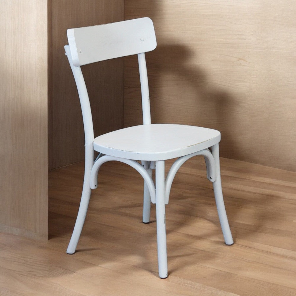 Sedia Polly Bianca inserita in un ambiente minimalista con pavimentazione in legno chiaro.