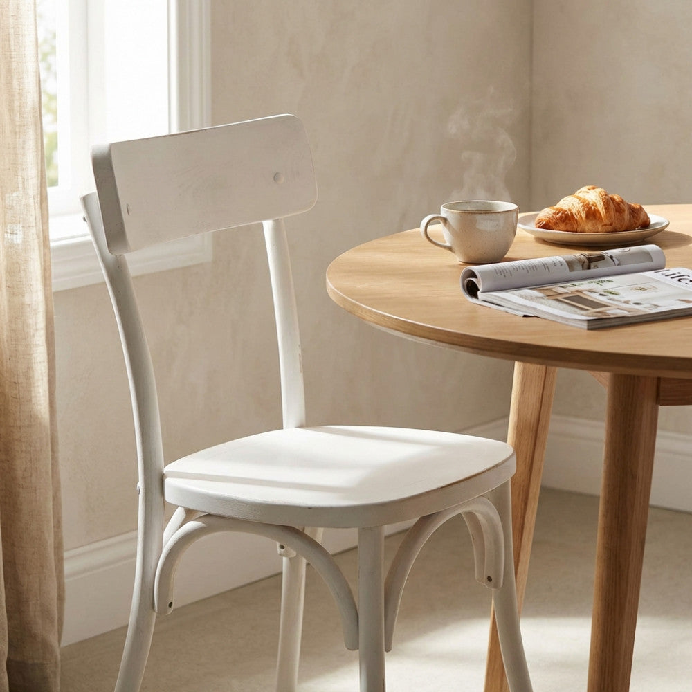 Dettaglio della sedia Polly in un contesto dining rilassato con luce naturale.