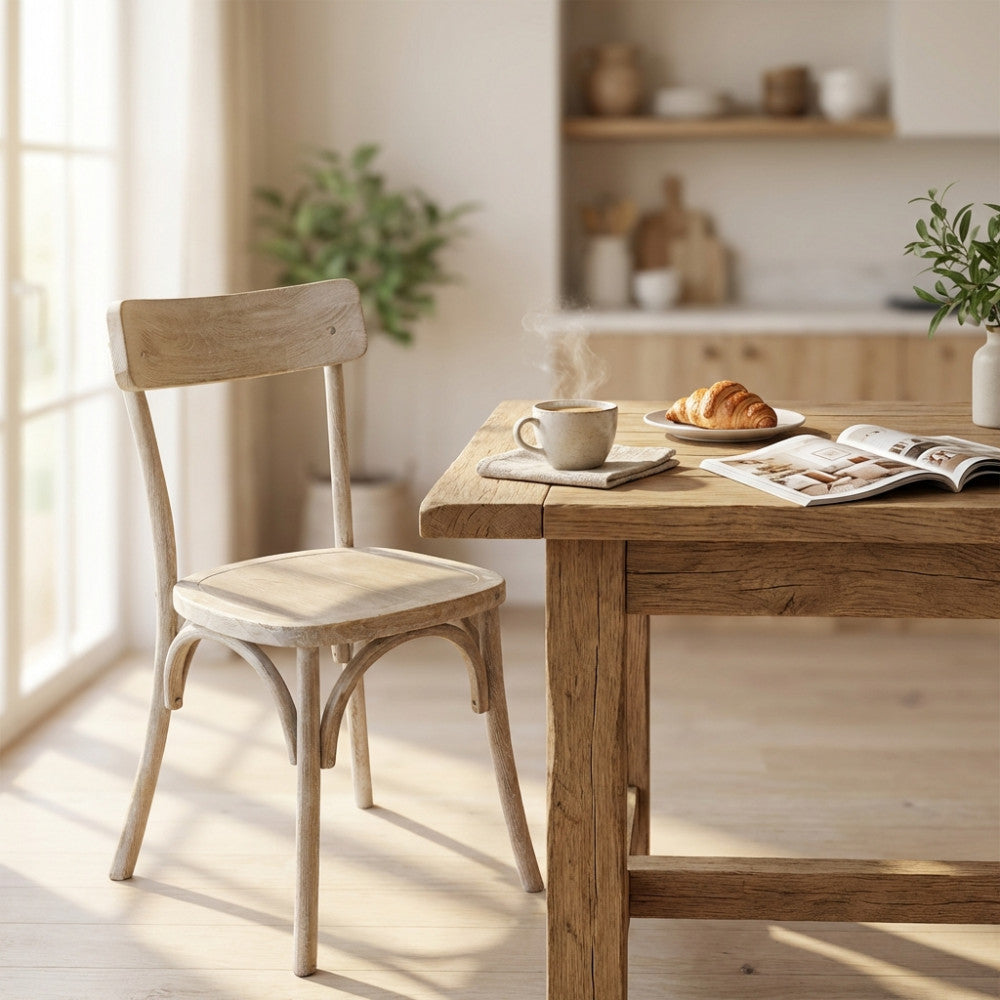 Sedia Polly Naturale in legno di olmo ambientata in una luminosa sala da pranzo dal design rustico.