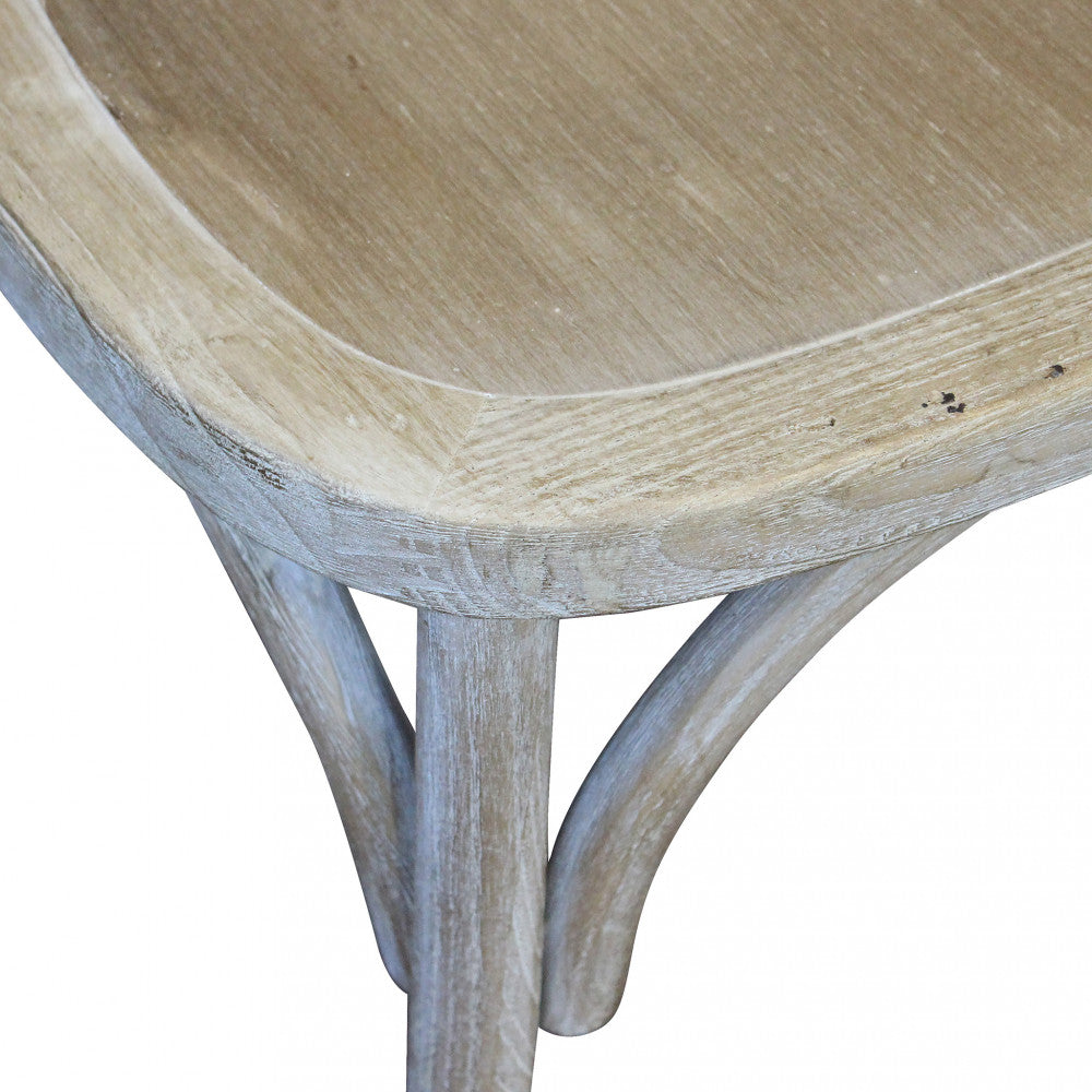 Dettaglio ravvicinato della seduta in legno di olmo, che esalta le venature naturali e la texture tattile.